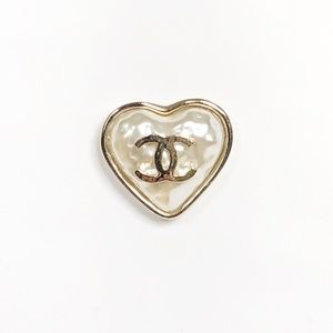 CHANEL 22C AB7530 CC RUNWAY LARGE GOLD PEARLY HEART EARRING Read description